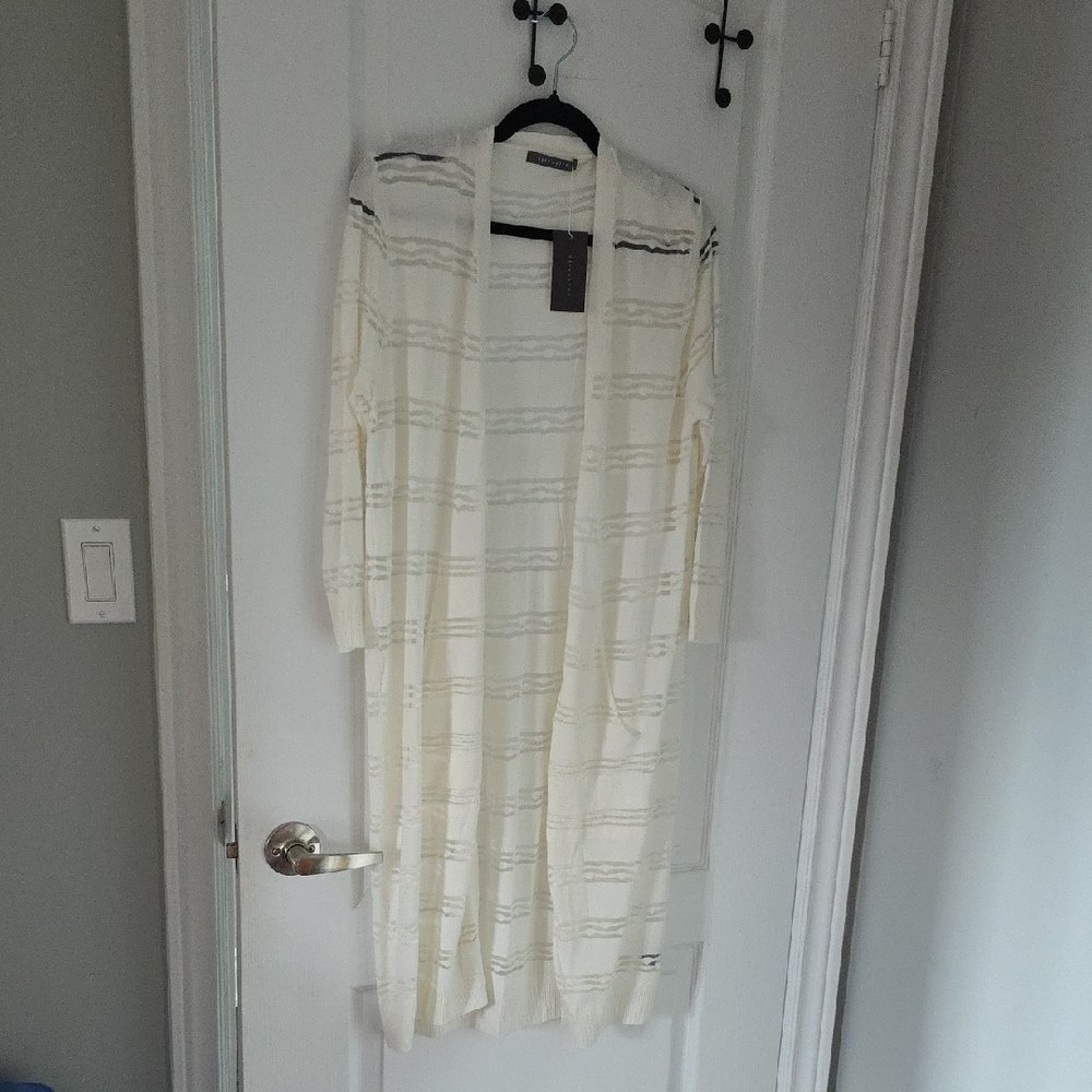Suzy Shier Cream and Gray Patterned Cardigan